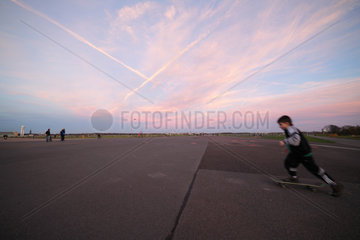 Berlin  Deutschland  kleiner Junge mit Skateboard auf dem Tempelhofer Feld
