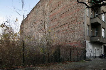 Berlin  Deutschland  leeres  unbebautes Grundstueck vor einer Brandmauer