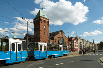 Breslau  Polen  Strassenbahn vor der Markthalle (hala targowa)