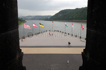 Koblenz  Deutschland  Touristen am Deutschen Eck
