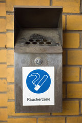 Berlin  Deutschland  ein angebrachter Aschenbecher mit dem Aufkleber Raucherzone