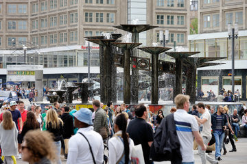 Berlin  Deutschland  Passanten auf dem Alexanderplatz
