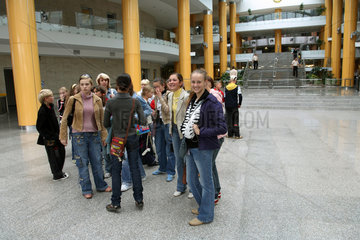 Minsk  Weissrussland  Schuelergruppe in der Nationalbibliothek von Weissrussland