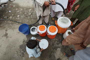 Mingora  Pakistan  mobile Trinkwasserverteilung von Handicap International
