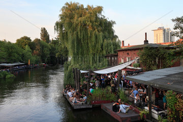 Berlin  Deutschland  Restaurants und Bars abends am Flutgraben