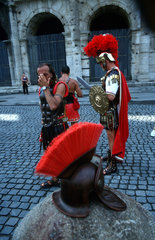 Roemische Legionaere vor dem Colosseum.