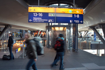 Berlin  Deutschland  Reisende im Berliner Hauptbahnhof