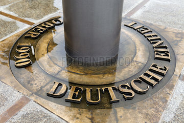 Berlin  Deutschland  Plakette zur Erinnerung an die Deutsche Einheit am Fahnenmast vor dem Reichstag