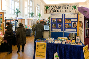 Berlin  Deutschland  Stand wirbt fuer die Palmblattbibliothek auf der Esoterik-Messe