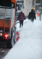 Berlin  Deutschland  Winterdienst beseitigt Schnee