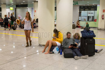 Barcelona  Spanien  Passagiere warten auf ihren Flug