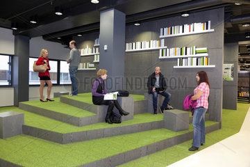 Tallinn  Estland  Studenten in der Bibliothek der Technische Universitaet Tallinn