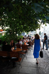 Berlin  Deutschland  Restaurantgaeste sitzen im Strassencafe in der Spandauer Vorstadt