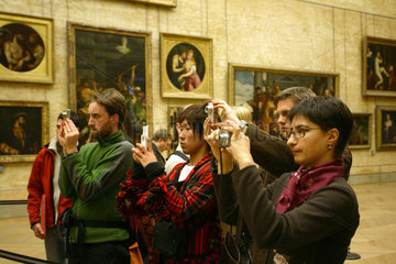 Paris  Frankreich  Besucher im Louvre fotografieren die Kunstwerke