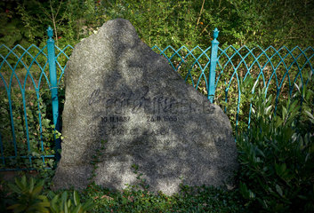 Berlin  Deutschland  Grab von Arnold Zweig auf dem Dorotheenstaedtischen Friedhof