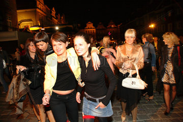 Poznan  Polen  eine Gruppe junger Frauen in der Altstadt in Poznan