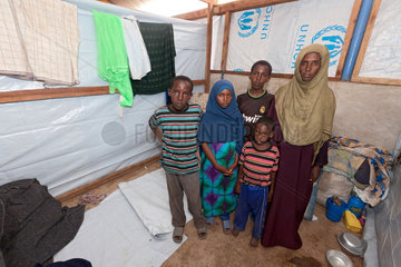 Kakuma  Kenia  somalische Fluechtlingsfamilie im Fluechtlingslager Kakuma