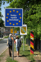 Zgorzelec  Polen  Passanten ueberschreiten die Staatsgrenze am Stadtuebergang