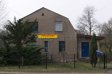 Schoeneiche  Deutschland  altes Einfamilienhaus mit einem Schild an der Hauswand mit der Aufschrift: Zukunft