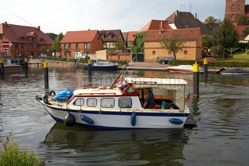 Plau am See  Deutschland  Motorboot auf dem Fluss Elde