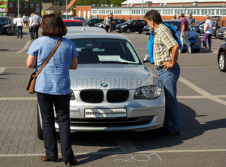 Aurich  Deutschland  Besucher betrachten einen BMW auf dem ersten Auricher Gebrauchtwagentag