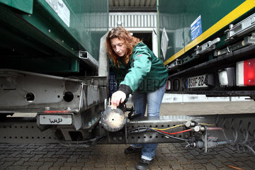 Braunschweig  Deutschland  Truckerin Inge Wiese kontrolliert ihren Lkw vor der Abfahrt