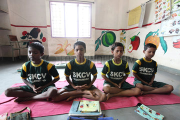 Vijayawada  Indien  Schueler meditieren waehrend des Schulunterrichts im SKCV Kinderdorf