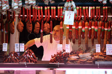 Budapest  Ungarn  Fleischer wartet auf Kundschaft