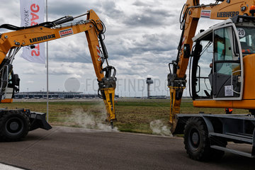 Schoenefeld  Deutschland  Sanierungsarbeiten an der Start- und Landebahn am Flughafen BER