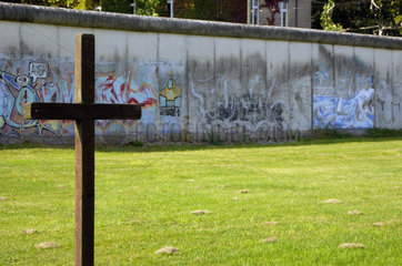 Berlin  Deutschland  Mauerreste mit Kreuz