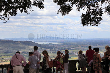 Cortona  Italien  Touristen geniessen die Aussicht ueber die Toskana