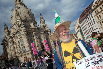Dresden  Deutschland  Atomkraftgegner protestieren vor der Frauenkirche
