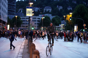 Stuttgart  Deutschland  ein Mann abends auf einem Hochrad in der Innenstadt