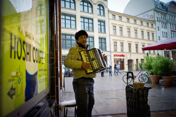 Berlin  Deutschland  ein Strassenmusiker am Hackeschen Markt