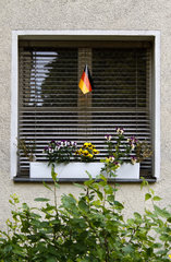 Berlin  Deutschland  Deutschlandfahne in einem Fenster