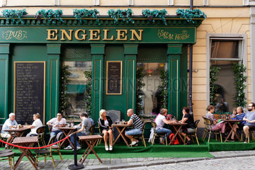 Stockholm  Schweden  Touristen sitzen in dem Restaurant Engelen