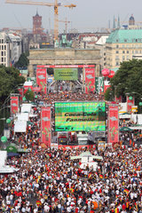 Berlin  Deutschland  Fussballfans auf der Fanmeile vor dem Brandenburger Tor