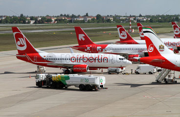 Berlin  Deutschland  Flugfeldtankwagen der Firma bp vor Flugzeugen der Air Berlin