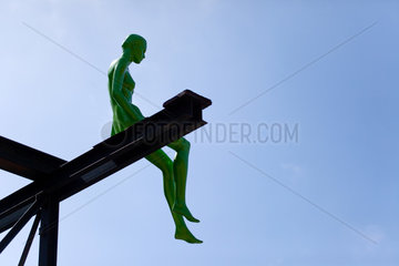 Berlin  Deutschland  Skulptur die Gruene Waechterin auf dem Gelaende der Malzfabrik