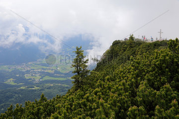 Berchtesgaden  Deutschland  Touristen am Gipfelkreuz auf dem Kehlstein