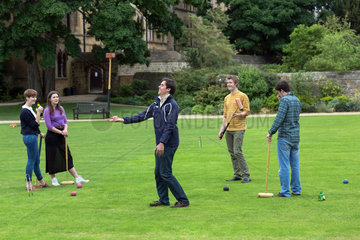 Oxford  Grossbritannien  Studenten spielen Croquet im Masters Garden des Christ Church Colleges