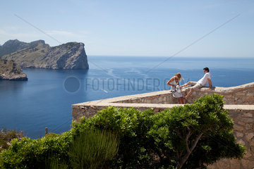 Formentor  Mallorca  Spanien  ein Paar auf dem Aussichtspunkt auf Formentor