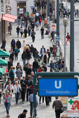 Berlin  Deutschland  Passanten auf dem Gehweg am Bahnhof Friedrichstrasse