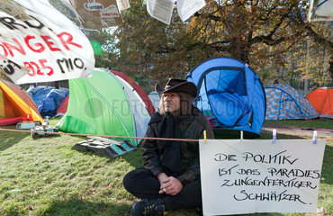 Frankfurt am Main  Deutschland  Anhaenger der Occupy-Bewegung demonstrieren vor der EZB