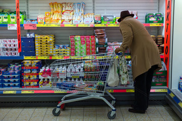Berlin  Deutschland  ein Mann in einem Supermarkt
