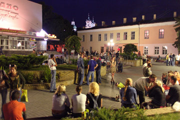 Grodno  Weissrussland  Jugendliche auf einem Platz