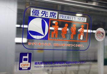 Tokio  Japan  Hinweis auf einen Sitzplatz fuer Muetter  Schwangere  Kranke und Senioren