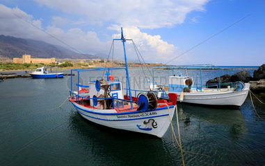 Frangokastello  Griechenland  Fischerboote im Hafen und das Kastell auf Kreta