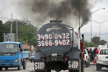 Port-au-Prince  Haiti  Wasser-Tankfahrzeug auf der Strasse