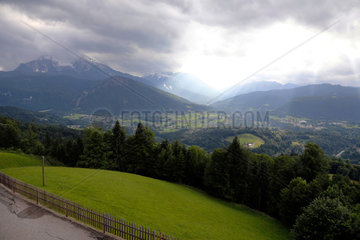 Berchtesgaden  Deutschland  Blick ueber das Berchtesgadener Tal